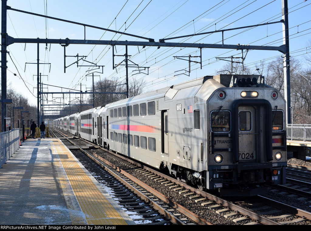 Eastbound NJT Multilevel Set, enroute from Trenton to NY Penn Station, about to stop at PJC 